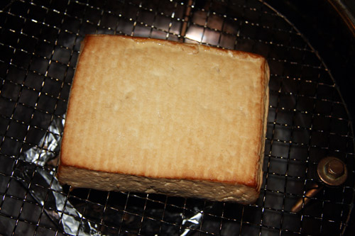 豆腐の燻製を鍋燻製器で作る