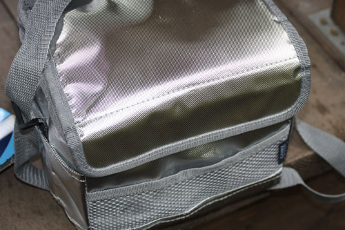 アウトドア燻製は保冷バックにチーズを入れる。