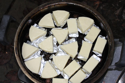 ソロキャンプで燻製