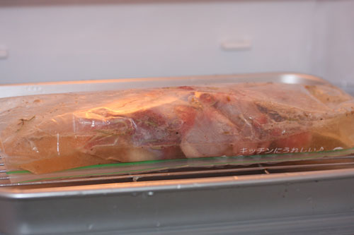 ベーコン作り：
冷蔵庫で寝かせます