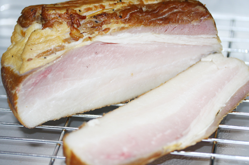 燻製ベーコンの断面