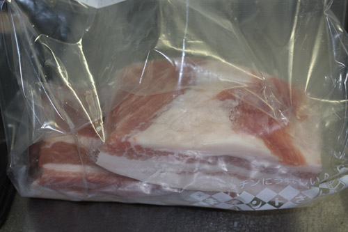 豚肉を塩漬け