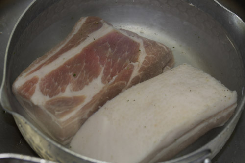 ベーコン作り：塩抜き
