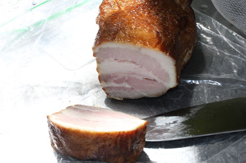 バーベキューでベーコン焼