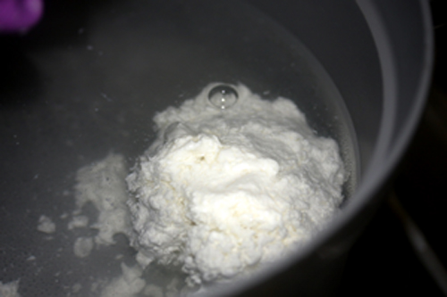 カードをお湯につける