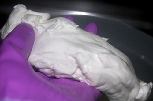 お湯の中でカードを練る