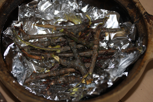 サクラの小枝を鍋で燻製