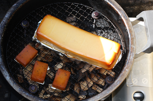 ファミリアチーズとベビーチーズの燻製