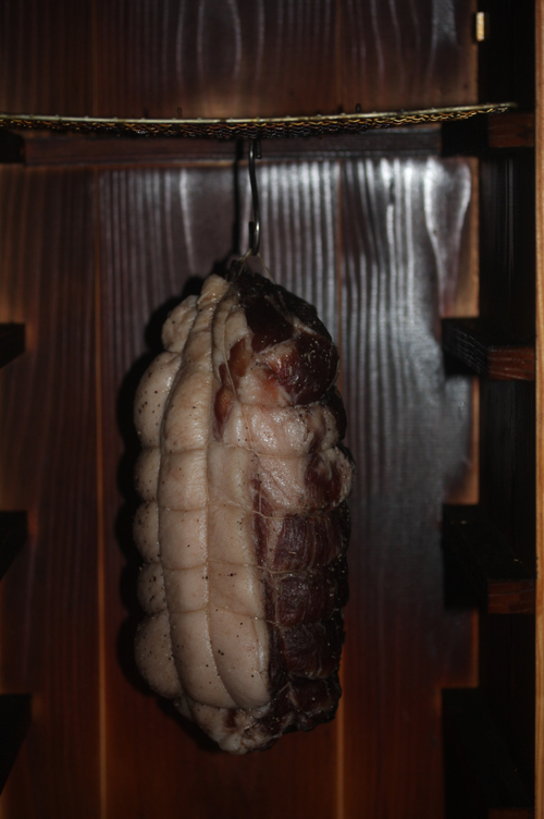 燻製機でハム燻製