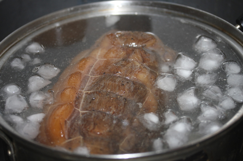 ハム作り。氷で〆る