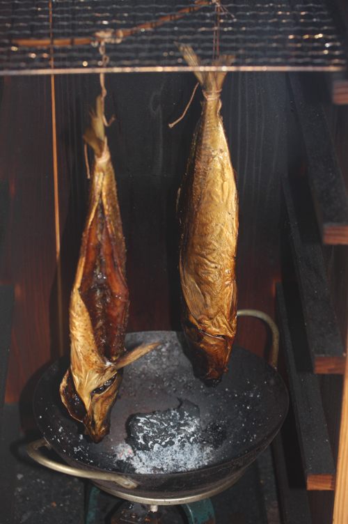 木製燻製器でアジ燻製