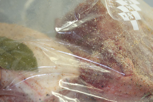 干し肉用の豚肉と牛肉を塩漬け