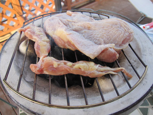 七輪で軟骨とぼんじり、せせり燻製