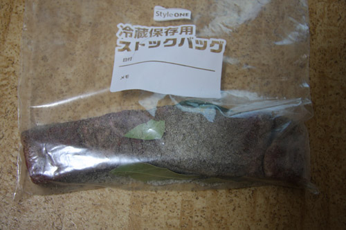 ベーコン工程：冷蔵庫で塩漬け