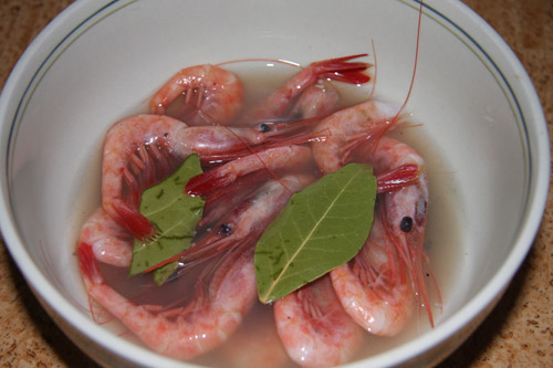 甘エビをソミュール液に漬け込む