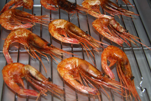 甘エビの燻製。電子レンジで脱水し熱燻製