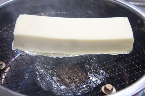 ファミリアチーズを燻製