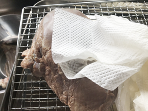 鹿肉の水気をキッチンペーパーでふき取る