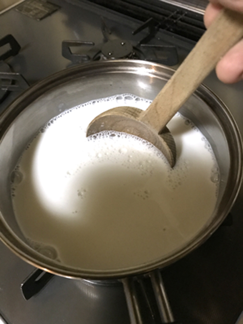 牛乳を攪拌