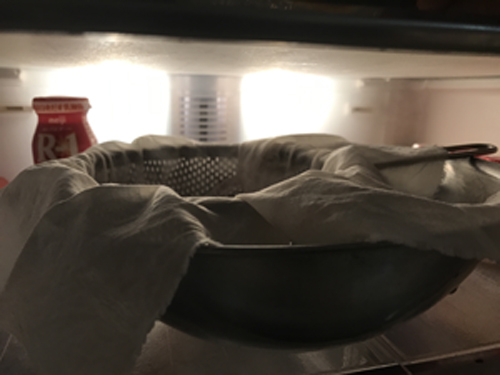 冷蔵庫でホエーを排出8時間