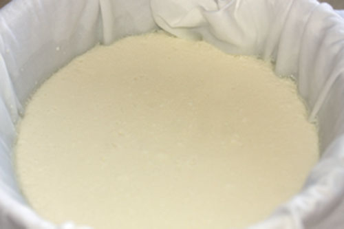 カードを布に入れる