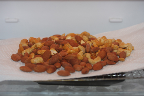 完成したナッツの燻製を冷蔵庫で寝かす