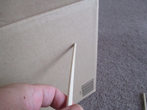 割りばしで段ボール燻製機を作る