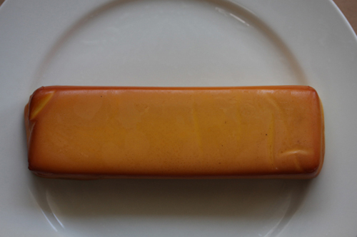 ヒノキでファミリアチーズを燻製チーズ