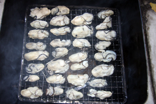 一斗缶で牡蠣燻製