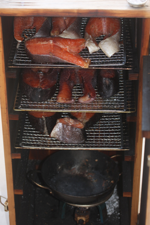 ニジマスを燻製する