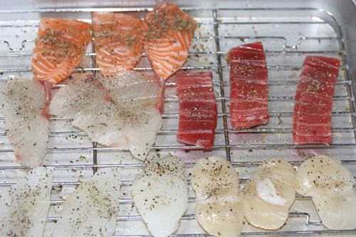 刺身に塩を振りかける