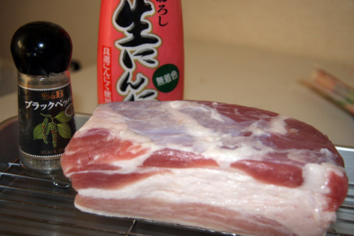 豚バラ肉にニンニクをすり込む