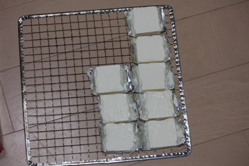 クリームチーズを網にセット