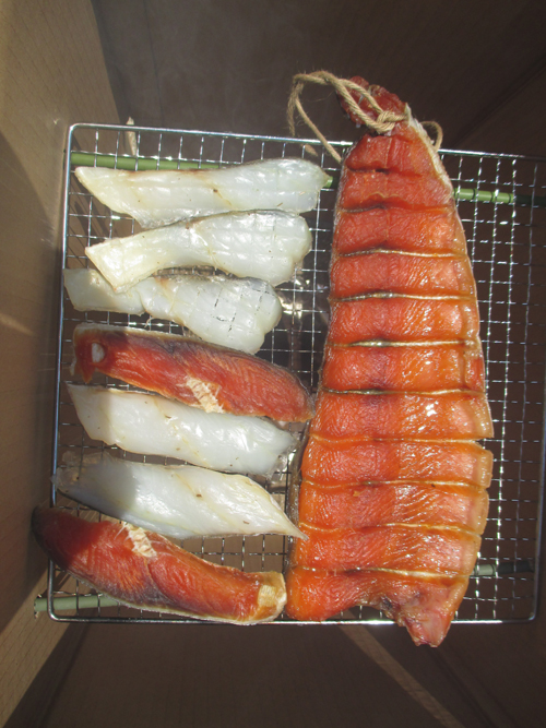 真夏に酒の燻製を段ボールで作る