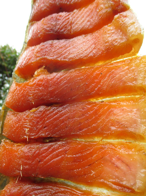 段ボール燻製器でスモークサーモン