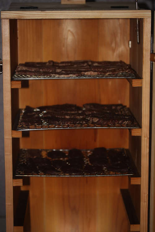 木製燻製器でビーフジャーキー