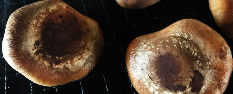 シイタケの燻製は醤油をつけて燻製