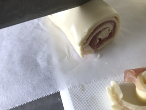 スライスチーズ巻きを包丁で切る