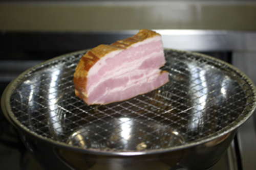 市販のコンビニベーコンを燻製