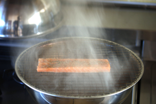 トラウトサーモン燻製中