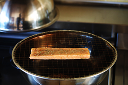 台所でスモークサーモン