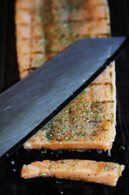 キッチンでスモークサーモン