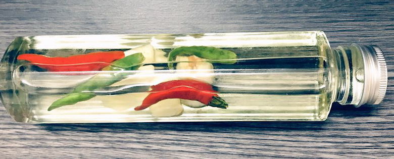 にんにくと唐辛子燻製のオリーブオイル漬け