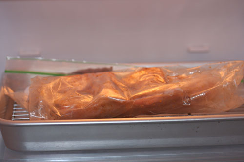 手羽先をジップロックに入れる