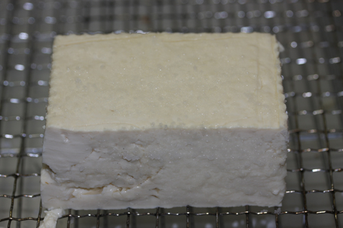 豆腐の燻製。塩漬け