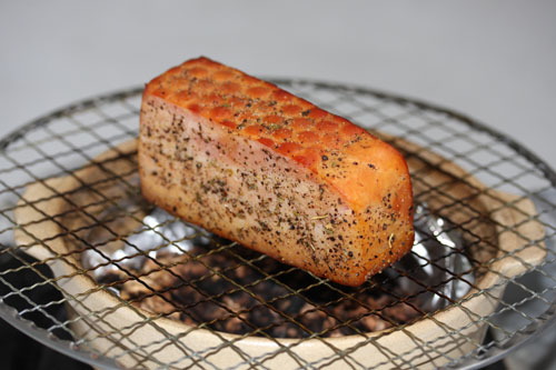 市販ベーコンを土鍋で燻製