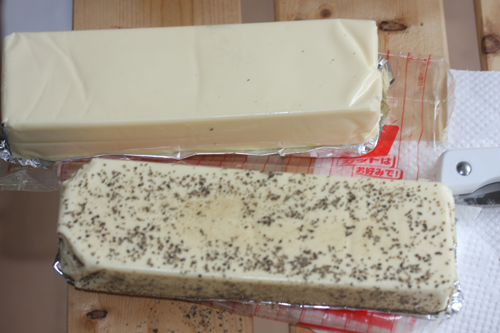 ファミリアチーズにブラックペッパーを付けて燻製