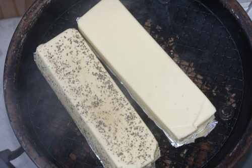 ファミリアチーズを鍋で燻製