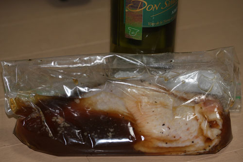 ワインのソミュール液に漬け込むスモークチキン