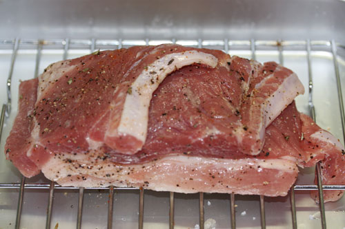 豚バラ肉を塩漬け